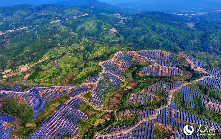 撫州市廣昌縣甘竹鎮朝華村的一處光伏發電站，鱗次櫛比的光伏組件分布在荒山坡上。人民網 朱海鵬攝