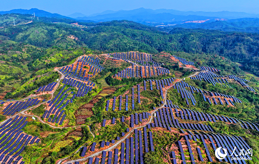 撫州市廣昌縣甘竹鎮朝華村的一處光伏發電站，鱗次櫛比的光伏組件分布在荒山坡上。人民網 朱海鵬攝