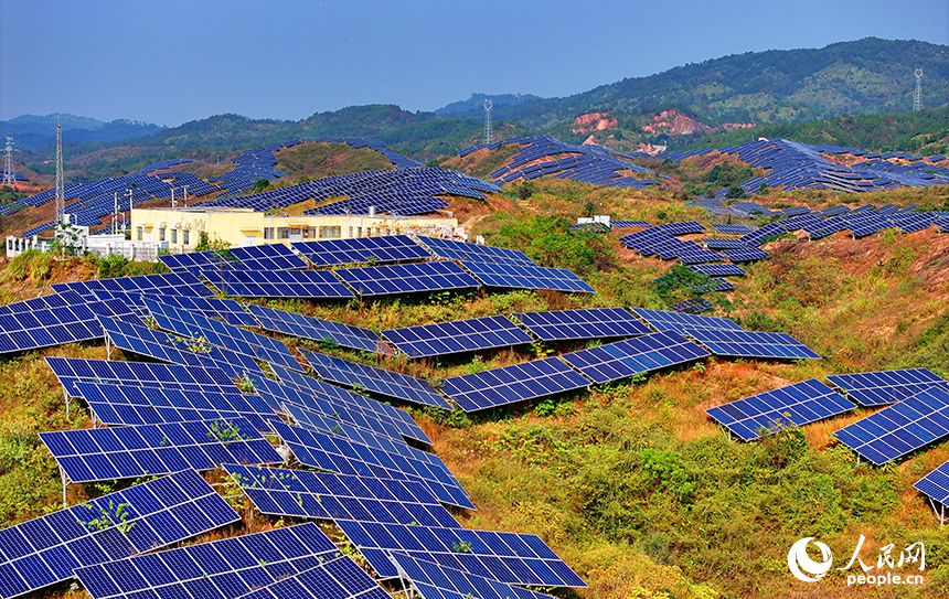 撫州市廣昌縣甘竹鎮朝華村的一處光伏發電站，鱗次櫛比的光伏組件分布在荒山坡上。人民網 朱海鵬攝