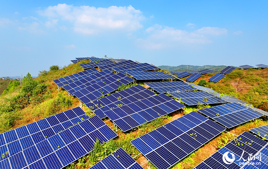 撫州市廣昌縣甘竹鎮朝華村的一處光伏發電站，鱗次櫛比的光伏組件分布在荒山坡上。人民網 朱海鵬攝