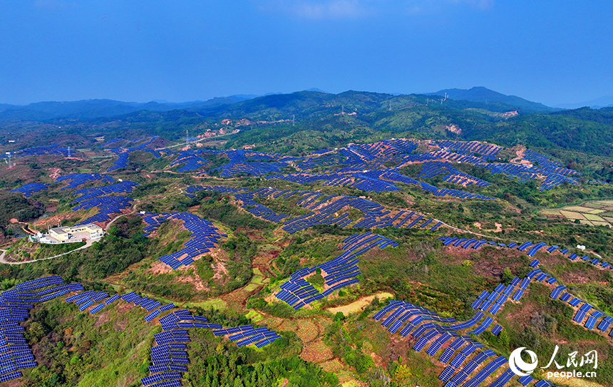 撫州市廣昌縣甘竹鎮朝華村的一處光伏發電站，鱗次櫛比的光伏組件分布在荒山坡上。人民網 朱海鵬攝