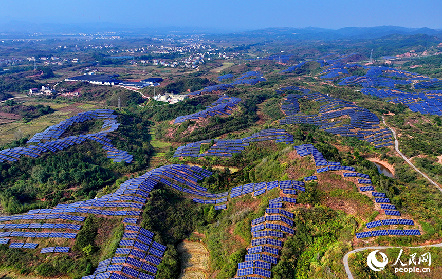 撫州市廣昌縣甘竹鎮朝華村的一處光伏發電站，鱗次櫛比的光伏組件分布在荒山坡上。人民網 朱海鵬攝