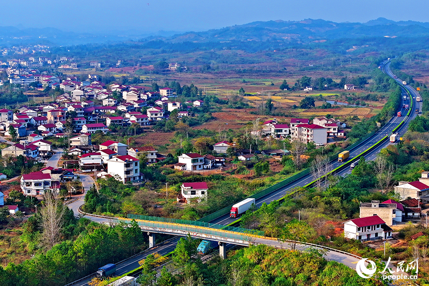 撫州市廣昌縣甘竹鎮，濟廣高速公路各類物流、快遞貨車疾馳，物流繁忙有序。人民網 朱海鵬攝