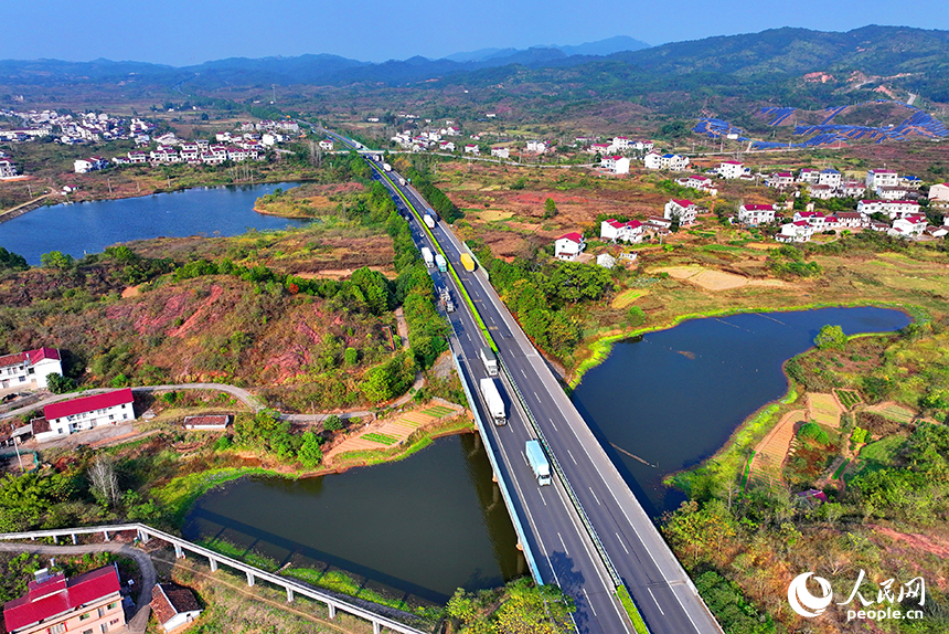 撫州市廣昌縣甘竹鎮，濟廣高速公路各類物流、快遞貨車疾馳，物流繁忙有序。人民網 朱海鵬攝