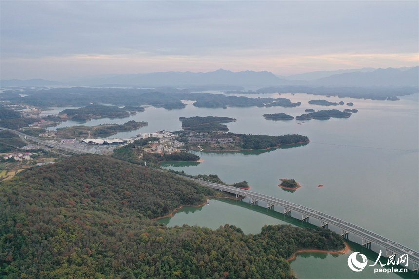 武寧縣廬山西海青山疊翠、湖面如鏡，高速公路在青山綠水間穿行。人民網記者 時雨攝