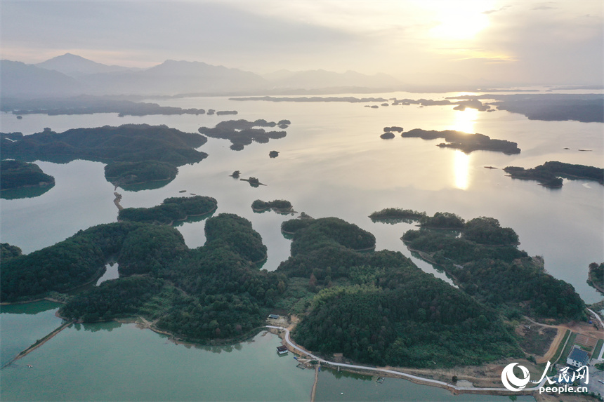 武寧縣廬山西海大小不一的島嶼嵌在湖中，航拍鏡頭下，宛若一幅秀美的山水畫展現在眼前。人民網記者 時雨攝