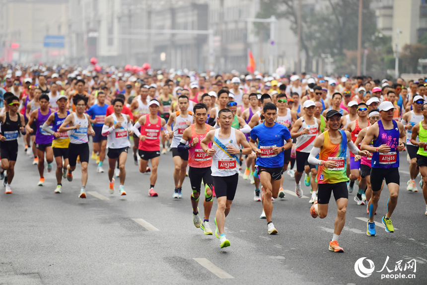 2024南昌馬拉鬆鳴槍開賽，35000名跑友用腳步丈量英雄城的激情與歡樂。人民網記者 時雨攝