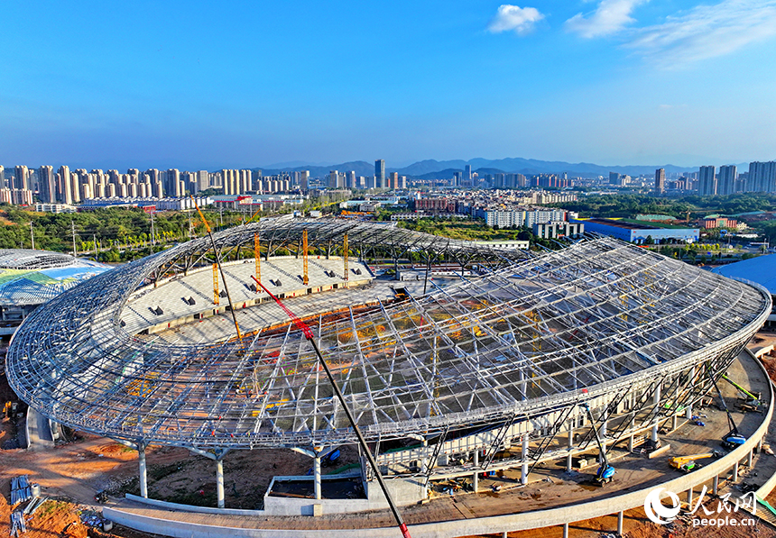 萍乡市奥体中心项目施工现场，钢架林立、吊装繁忙，工人正在加紧建设各类体育场馆。人民网 朱海鹏摄