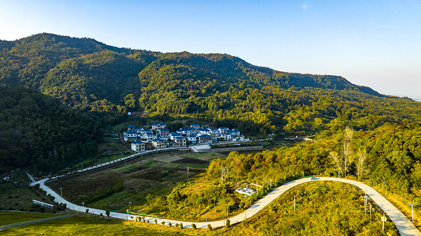 初冬时节，湖口县付垅乡东涧村色彩斑斓、风景如画。李学华摄