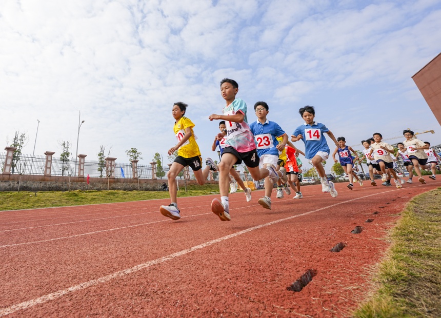 南豐一中，學生在參加長跑比賽。謝東攝