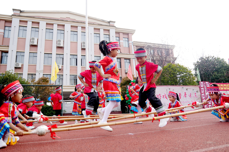 11月12日，江西省宜春市上高縣第二幼兒園的孩子們正在跳竹竿舞。陳旗海攝