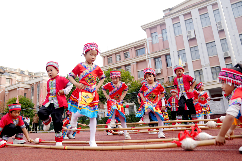 孩子們正在跳竹竿舞。陳旗海攝