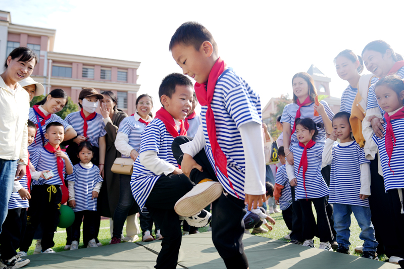 孩子們正在玩“斗雞”游戲。陳旗海攝