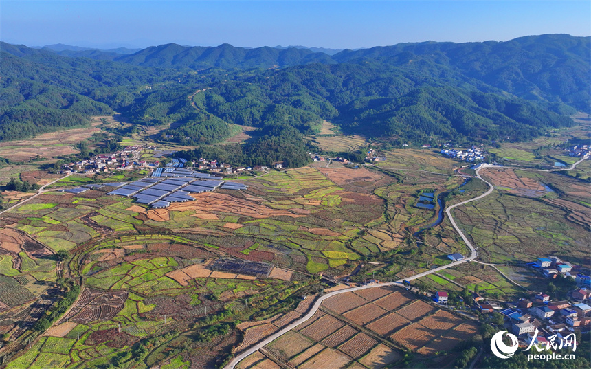 撫州市廣昌縣頭陂鎮塘下村青山掩映、阡陌縱橫，農村公路入組聯戶，構成一幅路暢景新的和美鄉村畫卷。人民網 朱海鵬攝