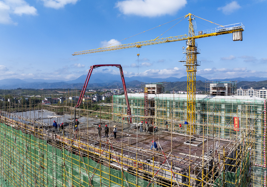 南豐縣市山鎮梓和村安置房項目建設現場，建筑工人正在加緊施工，一派繁忙建設景象。謝東攝