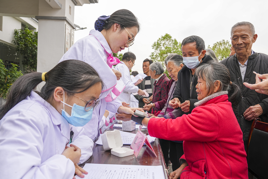 11月20日，南豐縣琴城鎮水南村，醫護人員在為村民進行義診。謝東攝