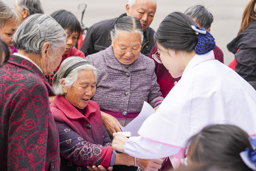 11月20日，南豐縣琴城鎮水南村，醫護人員在為村民進行義診。謝東攝