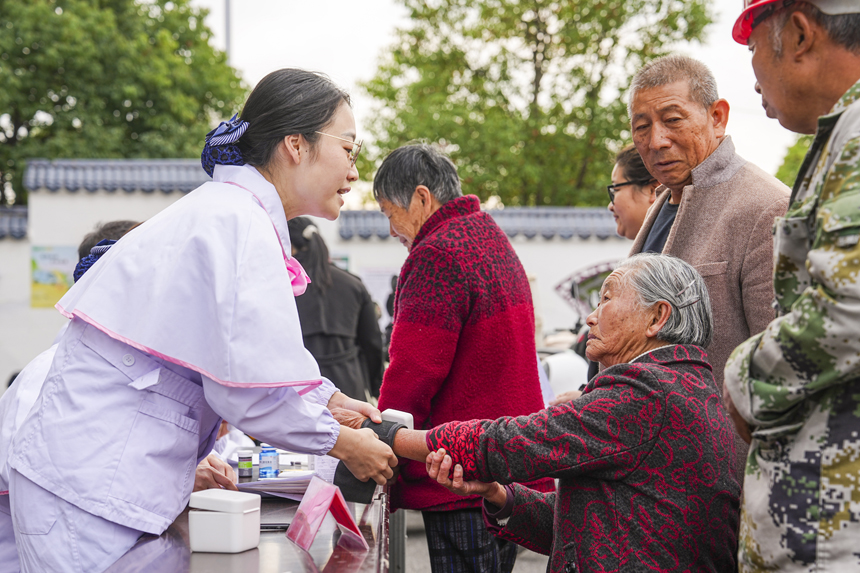 11月20日，南豐縣琴城鎮水南村，醫護人員在為村民進行義診。謝東攝