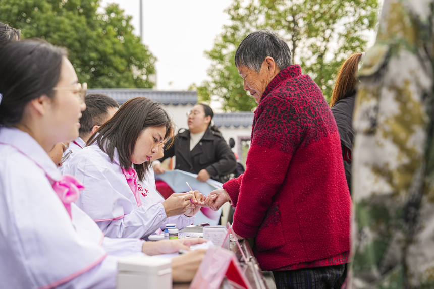 11月20日，南豐縣琴城鎮水南村，醫護人員在為村民進行義診。謝東攝