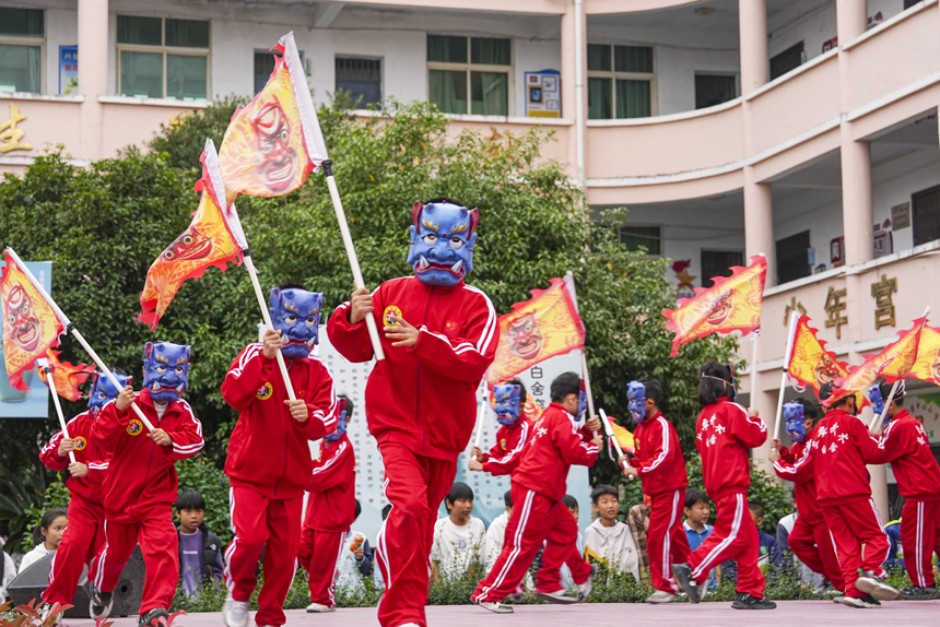 南丰县白舍镇中心小学，学生在表演非遗傩舞。谢东摄