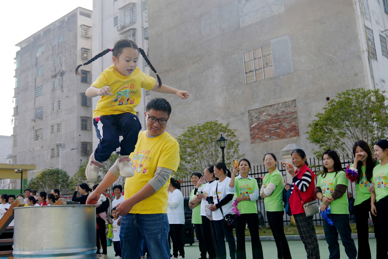 上高縣第三幼兒園的孩子們正在參加障礙接力跑。陳旗海攝