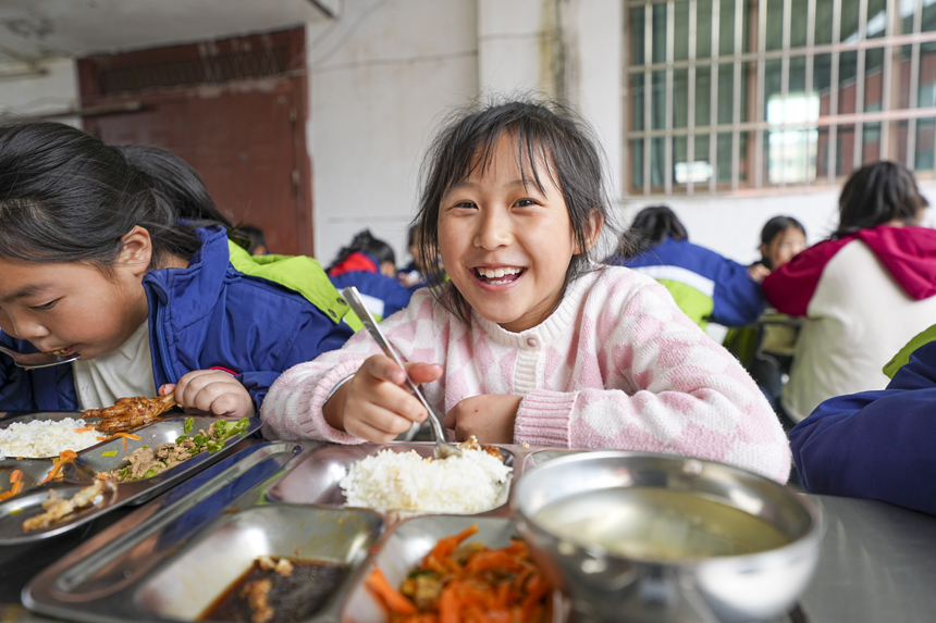 南豐縣紫霄鎮中心小學的學生正在享用免費營養午餐。謝東攝