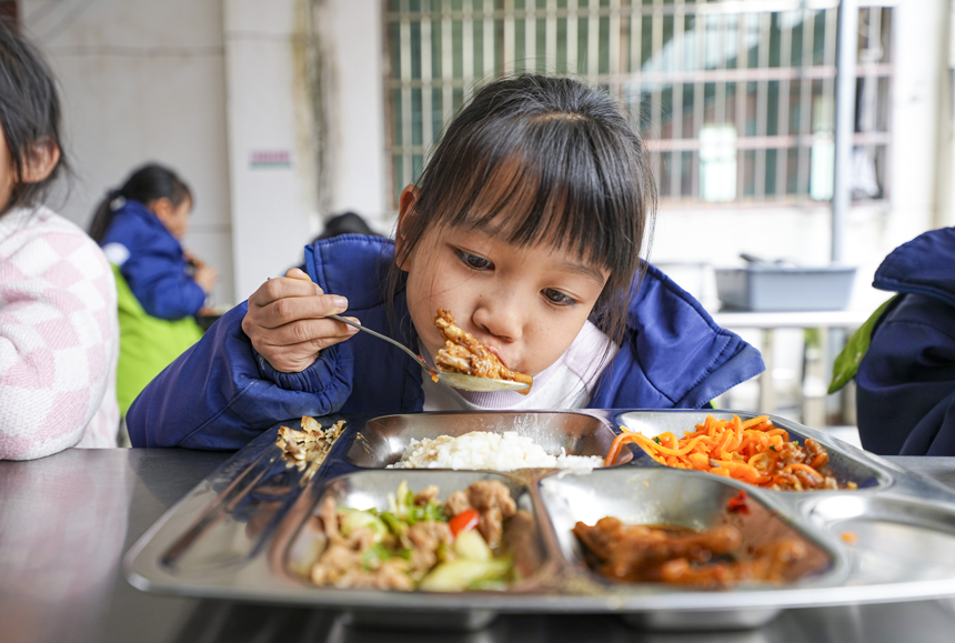 南豐縣紫霄鎮中心小學的學生正在享用免費營養午餐。謝東攝