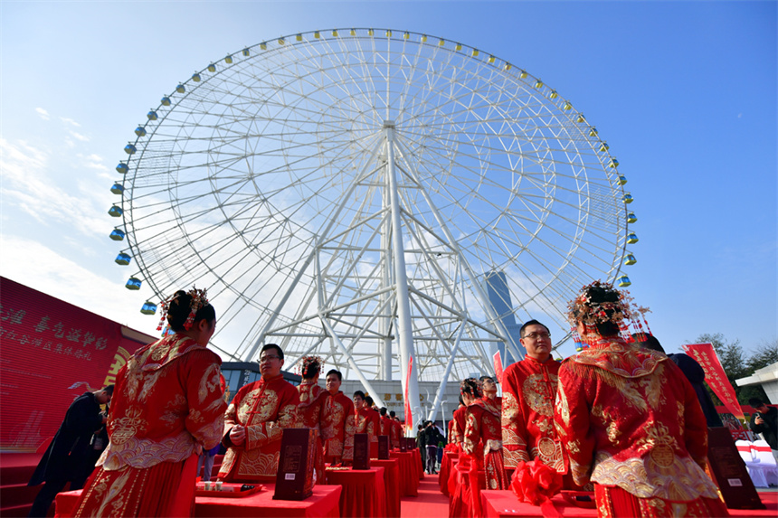 2024紅谷灘區集體婚禮在摩天輪南昌之星廣場舉行。圖為婚禮現場。人民網記者 時雨攝