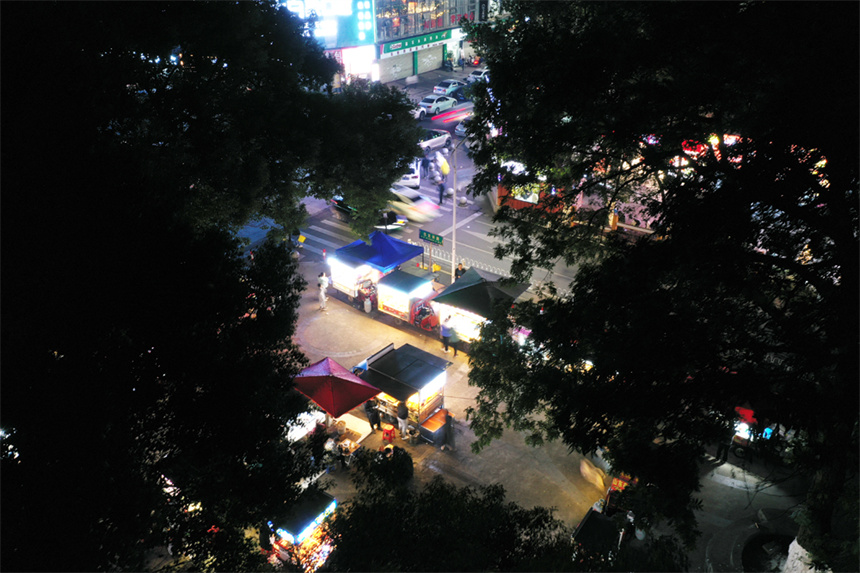 江西省南昌县莲塘玺园社区夜市，摊位整齐有序，环境干净整洁。人民网记者 时雨摄