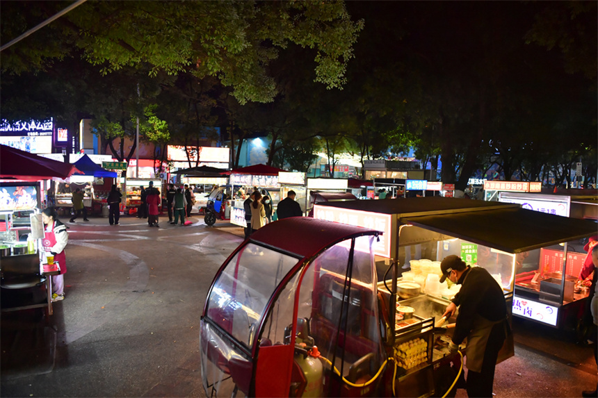 江西省南昌县莲塘玺园社区夜市，摊位整齐有序，环境干净整洁。人民网记者 时雨摄
