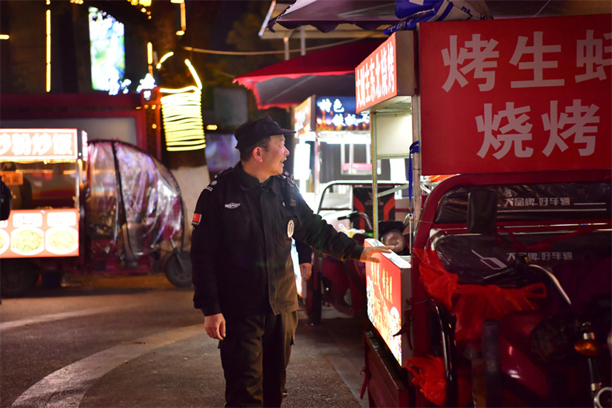 江西省南昌县莲塘玺园社区夜市，摊位整齐有序，环境干净整洁。人民网记者 时雨摄