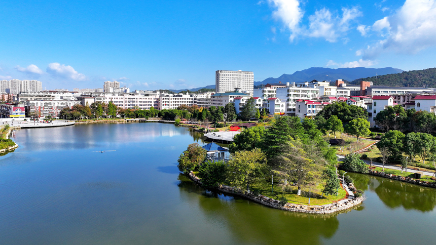 吉水縣鑒湖公園景色宜人，市民正在這裡休閑健身，樂享冬日暖陽。廖敏攝