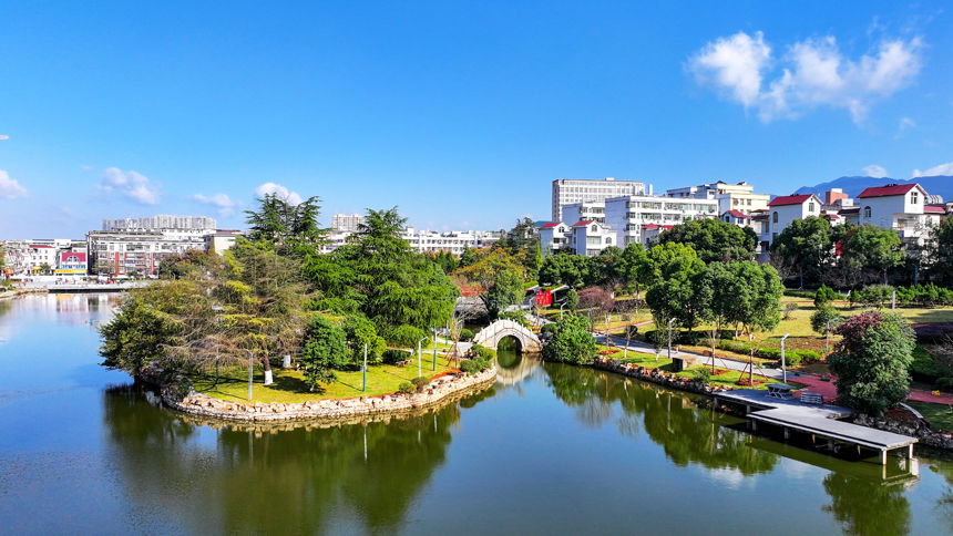 吉水县鉴湖公园景色宜人，市民正在这里休闲健身，乐享冬日暖阳。廖敏摄