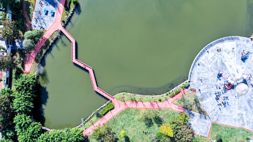 吉水縣鑒湖公園景色宜人，市民正在這裡休閑健身，樂享冬日暖陽。廖敏攝