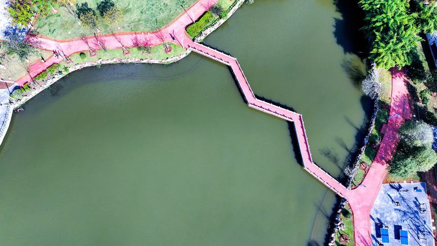 吉水縣鑒湖公園景色宜人，市民正在這裡休閑健身，樂享冬日暖陽。廖敏攝