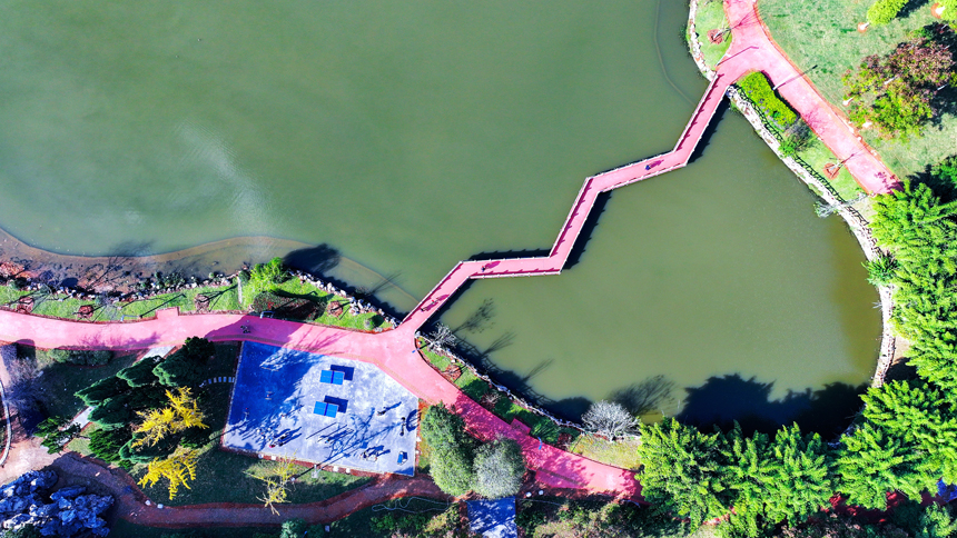 吉水縣鑒湖公園景色宜人，市民正在這裡休閑健身，樂享冬日暖陽。廖敏攝