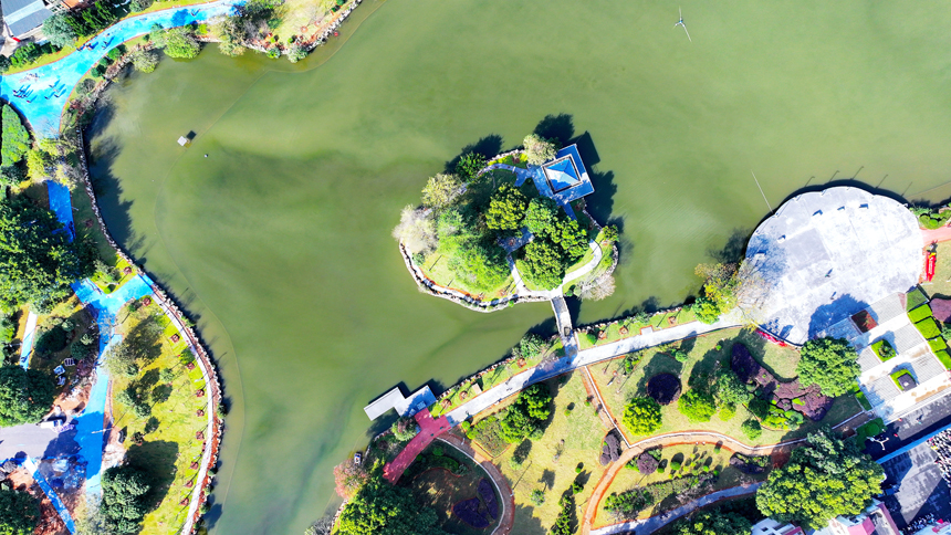 吉水縣鑒湖公園景色宜人，市民正在這裡休閑健身，樂享冬日暖陽。廖敏攝