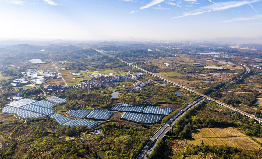 南豐縣洽灣鎮西坪村，連片的養殖塘與大棚、田園、村庄相互映襯，構成一幅和美鄉村畫卷。謝東攝