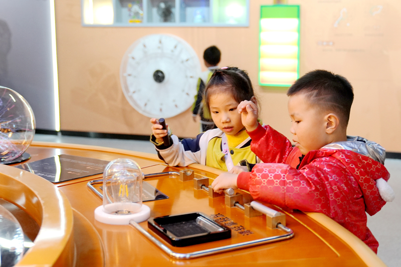 幼兒園的孩子們在縣科技館內體驗科技設備。陳旗海攝