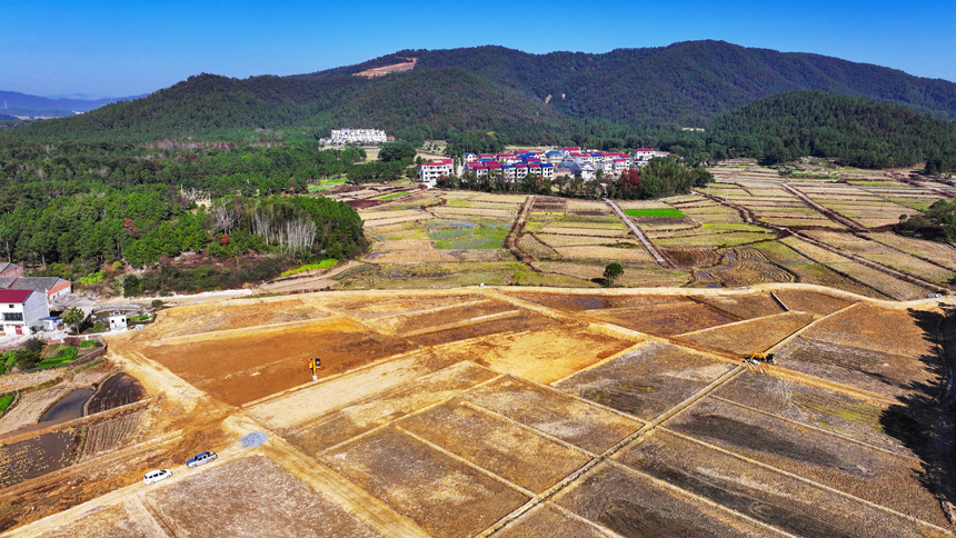 吉水縣雙鎮曲嶺村，施工人員正駕駛機械建設高標准農田。廖敏攝