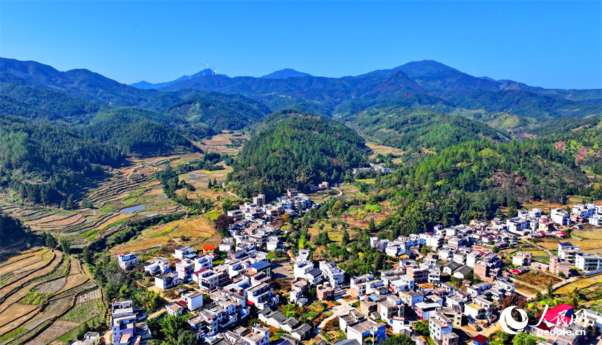 贛州市信豐縣正平鎮中壩村，綿延山巒與房屋、農田、公路相互映襯，冬景宜人。人民網 朱海鵬攝