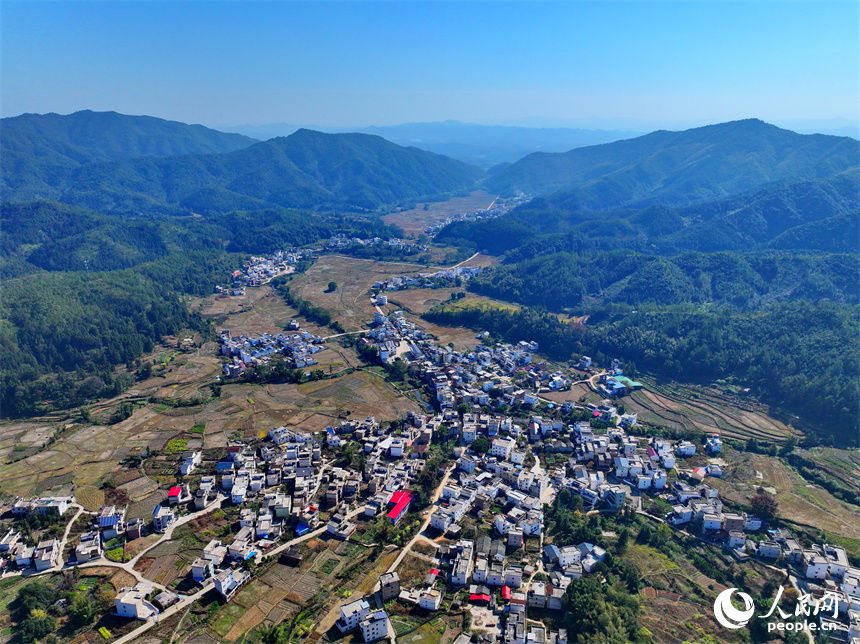 贛州市信豐縣正平鎮中壩村，綿延山巒與房屋、農田、公路相互映襯，冬景宜人。人民網 朱海鵬攝