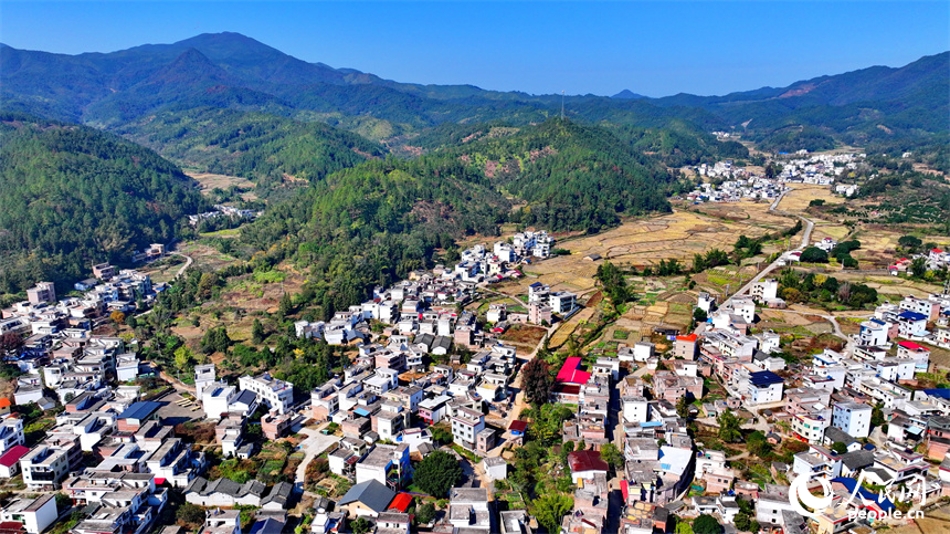 贛州市信豐縣正平鎮中壩村，綿延山巒與房屋、農田、公路相互映襯，冬景宜人。人民網 朱海鵬攝