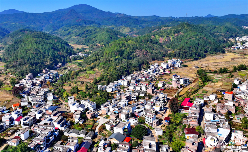 赣州市信丰县正平镇中坝村，绵延山峦与房屋、农田、公路相互映衬，冬景宜人。人民网 朱海鹏摄