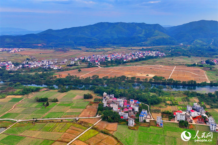 吉安市永新縣沙市鎮，房舍與河流相映成景，構成一幅河暢、水清、岸綠的和美鄉村畫卷。人民網 朱海鵬攝