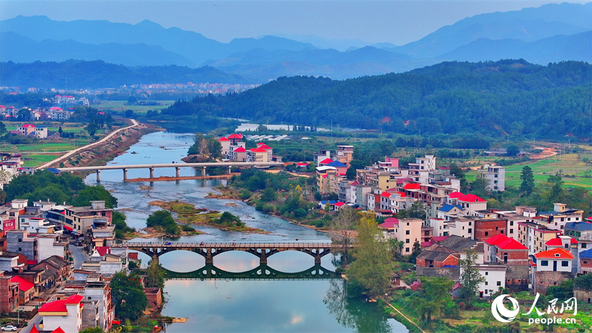 吉安市永新縣沙市鎮，房舍與河流相映成景，構成一幅河暢、水清、岸綠的和美鄉村畫卷。人民網 朱海鵬攝