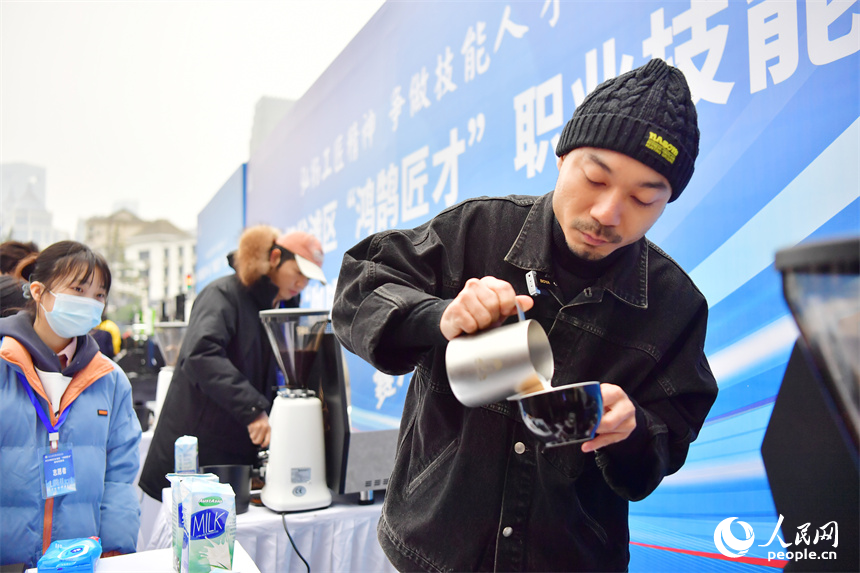 紅谷灘區首屆職業技能大賽上，青年選手正在進行咖啡制作技能比賽。人民網記者 時雨攝