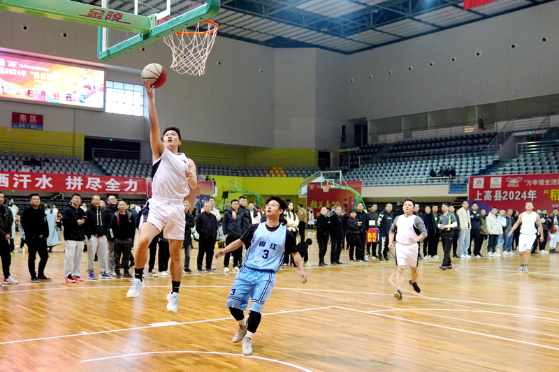 12月8日，上高縣2024年“稻花香”杯男子籃球賽決賽正在進行。陳旗海攝