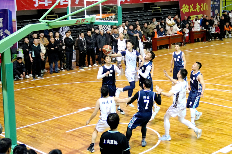 12月8日，上高县2024年“稻花香”杯男子篮球赛决赛正在进行。陈旗海摄