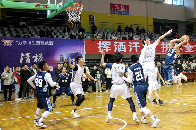 12月8日，上高县2024年“稻花香”杯男子篮球赛决赛正在进行。陈旗海摄